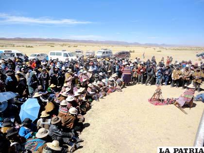 Pobladores y autoridades en la III Cumbre por la Dignidad y Soberanía del Territorio del departamento de Oruro