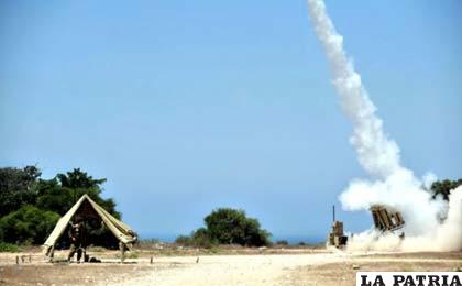 Un soldado israelí observa el lanzamiento de un misil en una base militar a las afueras de Ashkelon