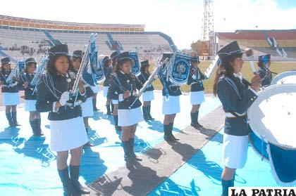 Señoritas del Liceo Ballivián, mostraron civismo en el concurso de bandas