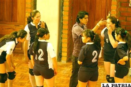 Integrantes de Santa María, equipo femenino que interviene en el torneo de voleibol