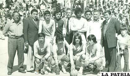 Selección de Oruro en Sucre en el año de 1976, Enrique con el No. 2 de cuclillas