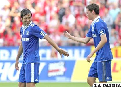 Raúl y Hoewedes jugadores del Schalke 04