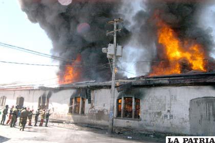 Uno de los episodios del incendio de la Aduana el pasado 2010