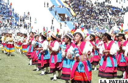 Alumnas del colegio Oruro Otawa, en la demostración folklórica