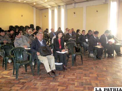 Asistentes a la mesa de trabajo que se realizó ayer