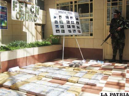 La droga incautada fue mostrada en una conferencia de prensa de la Felcn
