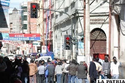 Administrativos del Sintrauto bloquearon las calles en protesta de la reposición salarial