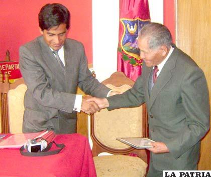 Uno de los músicos más antiguos, Doroteo Villca, (derecha) recibió un reconocimiento de manos del presidente del Comité de Etnografía y Folklore, Maurice Cazorla (izquierda)