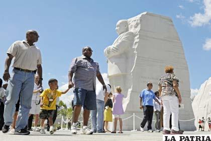 Los primeros visitantes admiran el monumento