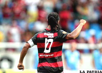 Ronaldinho ahora defiende la camiseta de Flamengo