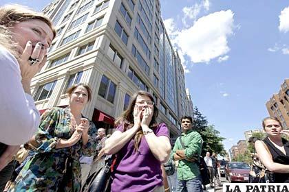 Personas asustadas se congregan en el centro de Washington tras el seísmo