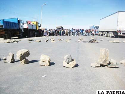 Propietarios de autos bloquearon la Avenida de Circunvalación del sector Sur por retraso en el proceso de nacionalización
