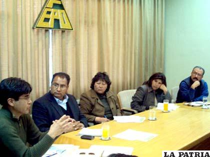 Autoridades en reunión interinstitucional realizada ayer en la Federación de Empresarios Privados de Oruro (FEPO)