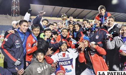 Jugadores de Universitario, festejando el título de la Copa AeroSur de Sur