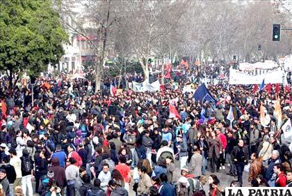 Miles de personas se manifiestan por la Alameda, principal avenida del centro de Santiago (Chile)