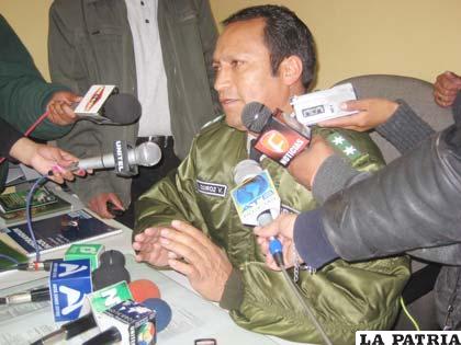 Jefe de la Felcn de Oruro, Tcnl. Iván Quiroz durante la conferencia de prensa realizada ayer