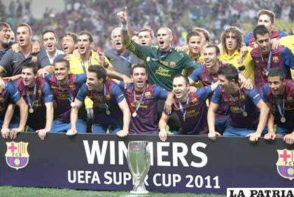 Festejo de los integrantes de Barcelona con el trofeo de campeón