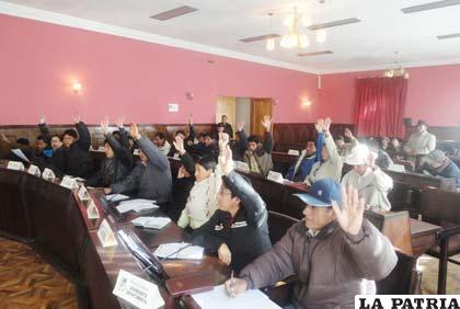 Asambleístas departamentales aprobando la Ley Nº 12