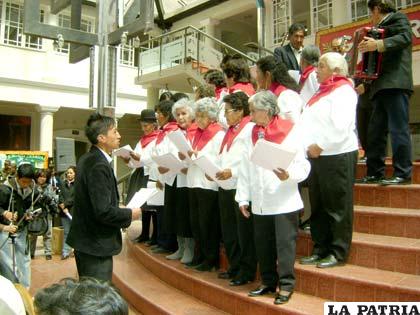 Coro ameniza acto de celebración por el Día del Adulto Mayor