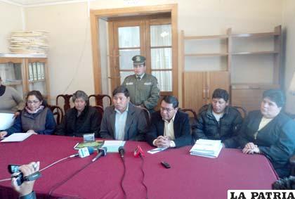 Concejales y representantes de CIES, en la firma del acuerdo interinstitucional