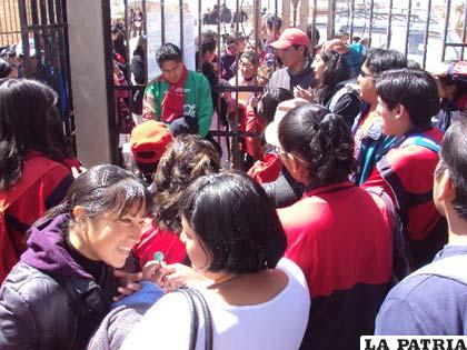 Estudiantes al momento de abortar la asamblea que debía efectuarse ayer por la mañana