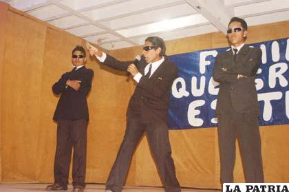 Jóvenes demostrando su talento artístico en la celebración de “La Semana Mariana”
