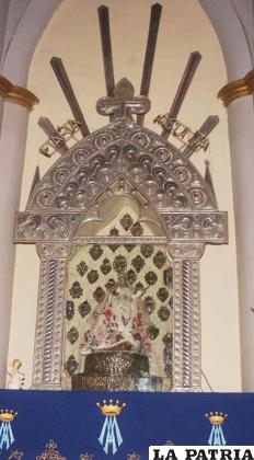 Una obra que adorna el altar de la Virgen de la Asunta, en La Catedral
