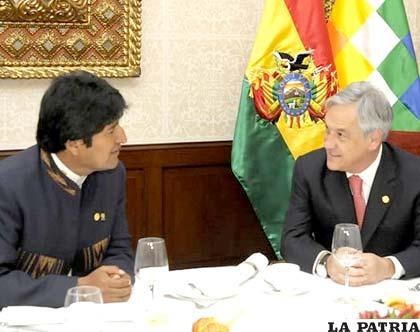 Los presidentes Evo Morales de Bolivia y su colega chileno, Sebastian Piñera