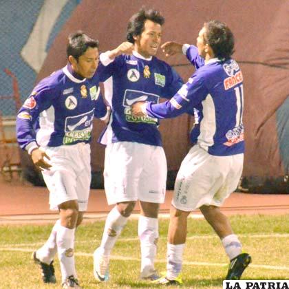 Jugadores de Real Potosí festejan la victoria