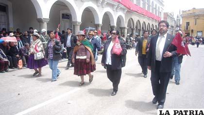Diputados y senadores oficialistas desfilando con la bandera rojo carmesí no participarán de las movilizaciones del Comité Cívico de Oruro