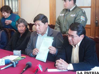 EL presidente del Concejo, Germán Delgado (centro), mostrando el documento firmado
