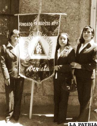 Cuadro de Honor Secretariado Ejecutivo.- 1.- Caracila Andia Abigail (Centro) - 2.- López Ticona Carla Rocío (Lado derecho) - 3.- Pérez Mamani Mirian (Lado izquierdo)