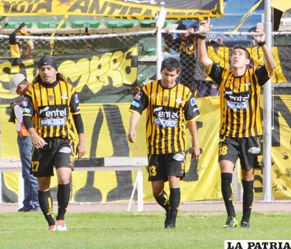 Atigrados celebran la goleada a La Paz FC
