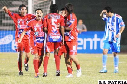 Jugadores de Guabirá celebran el triunfo en Santa Cruz