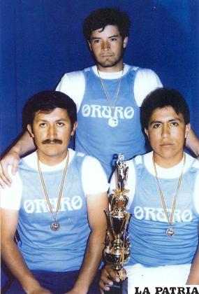 Vladimir Soria y los hermanos Fernando y Oscar Solano, ganadores del nacional de 1988