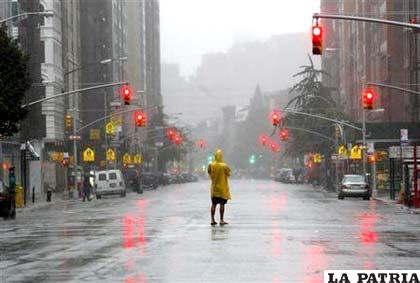 La tormenta Irene azotaba el domingo Nueva York con fuertes vientos y copiosas lluvias
