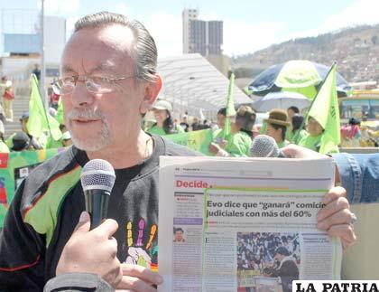 Del Granado mostró a los periodistas una publicación de prensa demostrando su denuncia