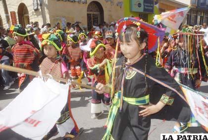 Niños bailaron en devoción a la Virgen de Urkupiña
