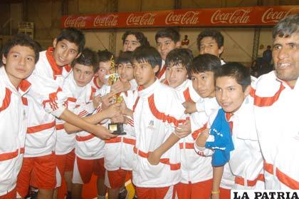 Integrantes de la selección de Tarija con el trofeo de campeón