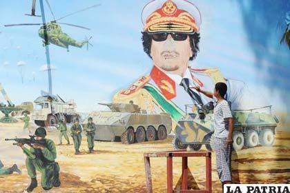 Pese a que el paradero del coronel se desconoce, la OTAN asegura que el líder libio sigue al frente de las tropas