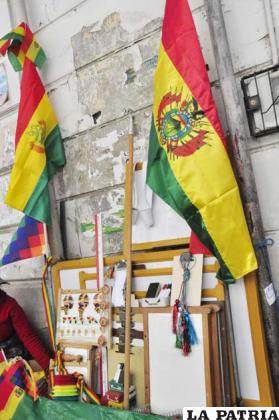 Fachadas de casas y oficinas deben ser embanderadas con símbolos patrios