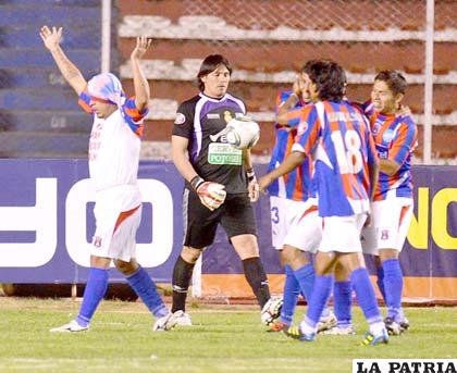 Los integrantes de La Paz FC festejan el segundo tanto ante Real Potosí (APG)