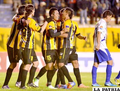 Los jugadores de The Strongest celebran el tercer tanto, ante el descuido del guardameta de San José. (APG)