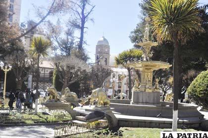 La imagen de la principal plaza orureña mejora con nueva ornamentación natural