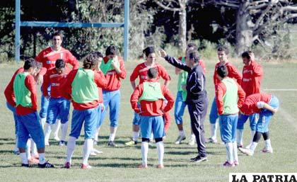 El plantel chileno Universidad Católica de Chile ya está en Santa Cruz (APG)