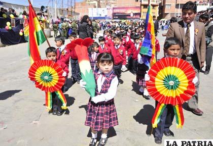 Con fervor y patriotismo niños rindieron homenaje a los 187 años de independencia de Bolivia