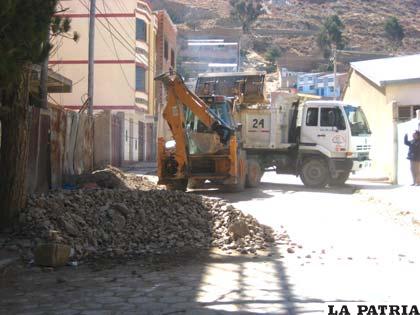 Vecinos dejan el material de construcción hasta la media calle