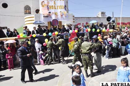 Policías tuvieron que intervenir para que padres no ingresen al medio del desfile