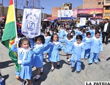 Con patriotismos y civismo niños del Kínder José Víctor Zaconeta desfilaron