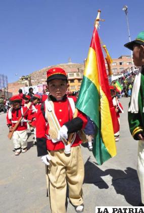 Los Colorados de Bolivia estuvieron presentes en el desfile cívico del nivel inicial